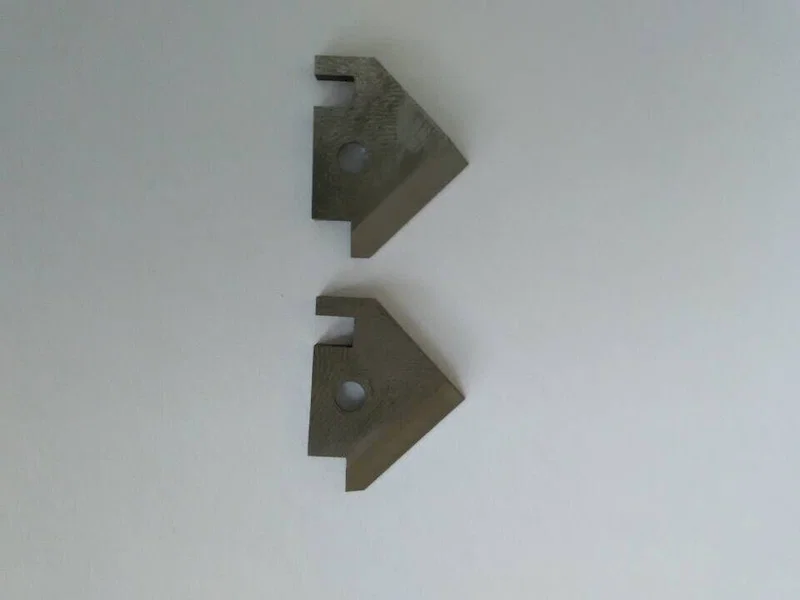 Machine à dénuder les fils coaxiaux pour lames rotatives