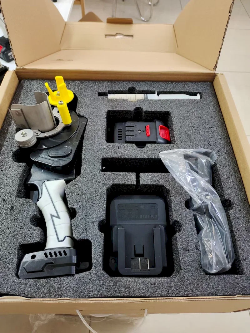 Charge de la machine à rubaner de câbles portable sans fil, de la bobineuse rotative, de la machine d’emballage de ruban de faisceau de câbles